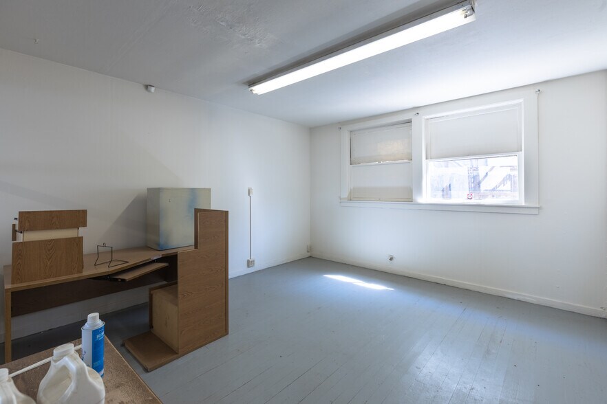 More Photos Of 609 N 7th St, Williams Auto Repair For Sale