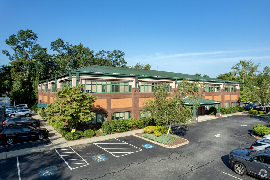 Primary Photo Of 6 Blackstone Valley Pl, Lincoln Medical For Sale