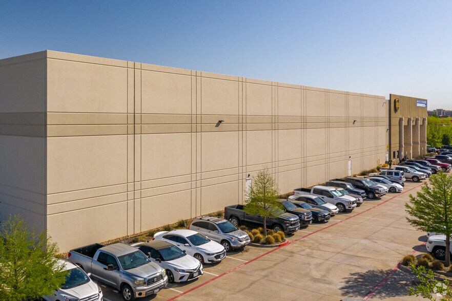 More Photos Of 4495 DFW Tpke, Dallas Warehouse For Lease