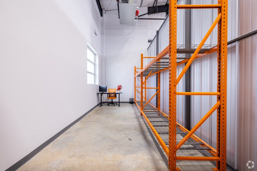 More Photos Of 1027 Outpost Dr, Conroe Showroom For Lease