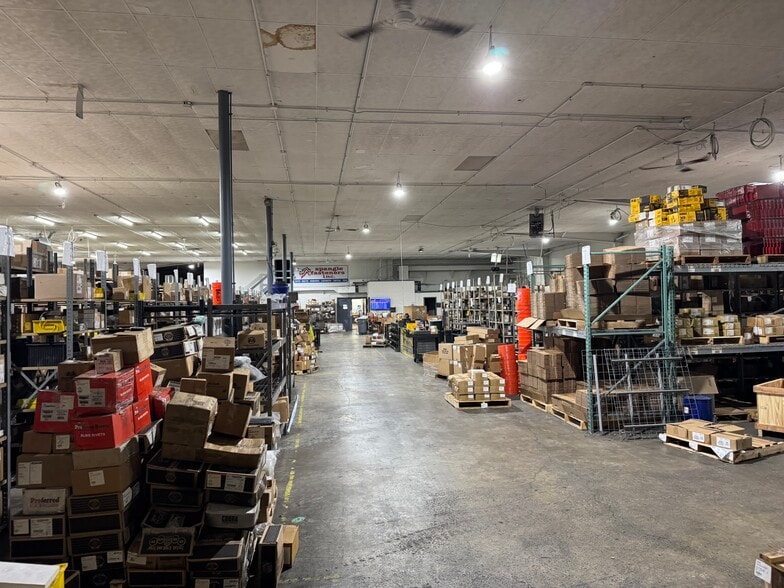 More Photos Of 205 E Collins Rd, Fort Wayne Warehouse For Lease