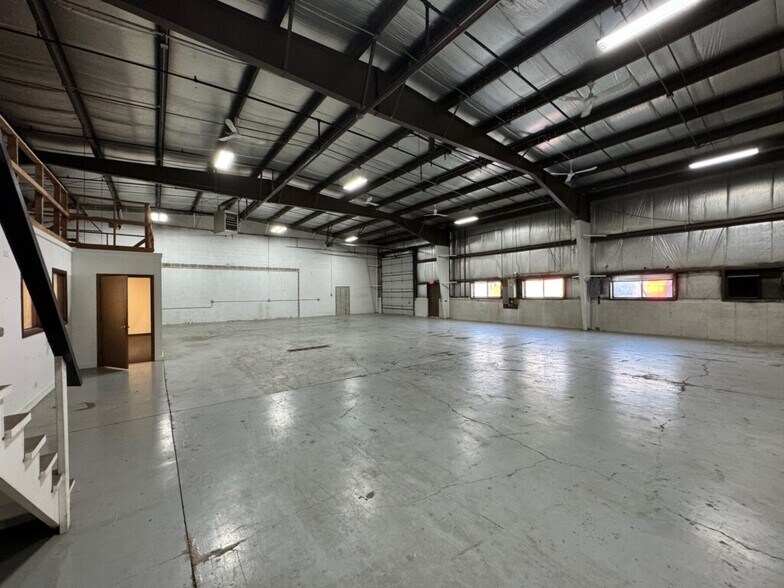 More Photos Of 11414 Smith Dr, Huntley Warehouse For Lease