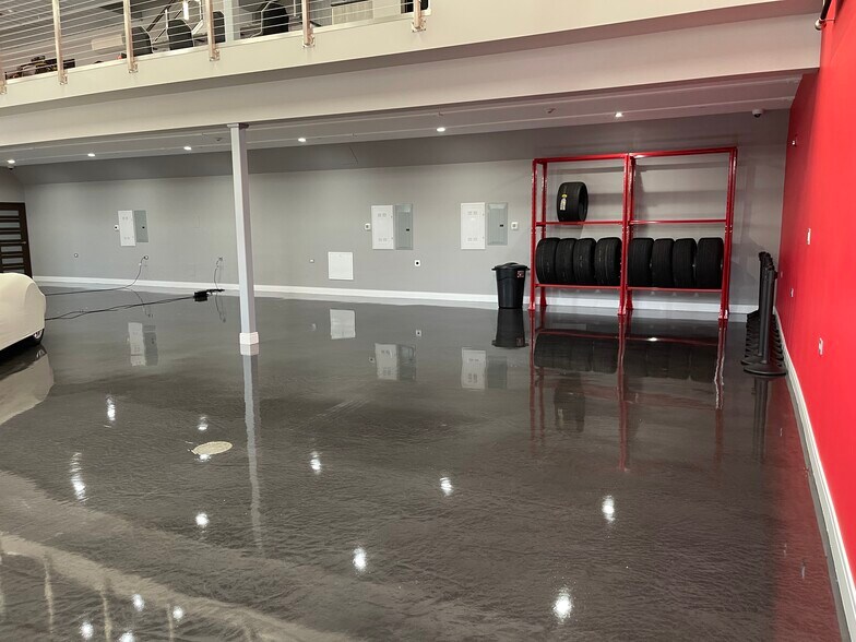 More Photos Of 2220 Ferry Rd, Naperville Showroom For Sale