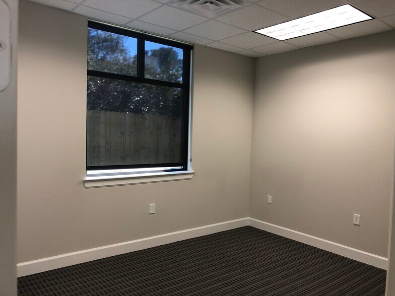 More Photos Of 633 E Fernhurst Dr, Katy Medical For Lease