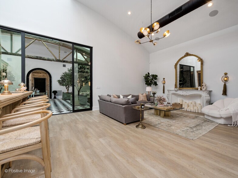 More Photos Of 2733 N Pulaski Rd, Chicago Showroom For Sale