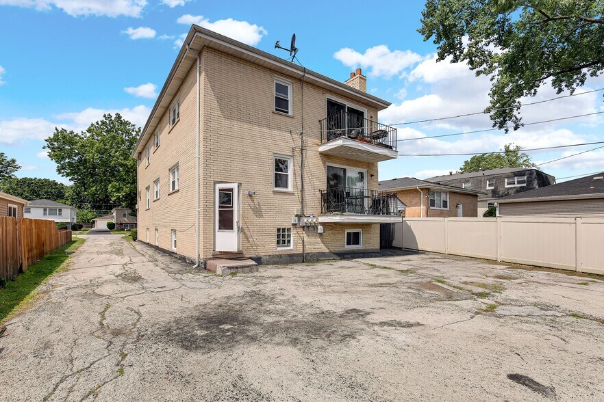 More Photos Of 10611 S 81st Ct, Palos Hills Apartments For Sale