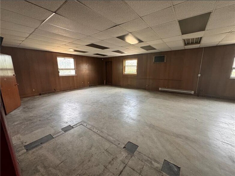 More Photos Of 19 Silver St, Rochester Distribution For Sale