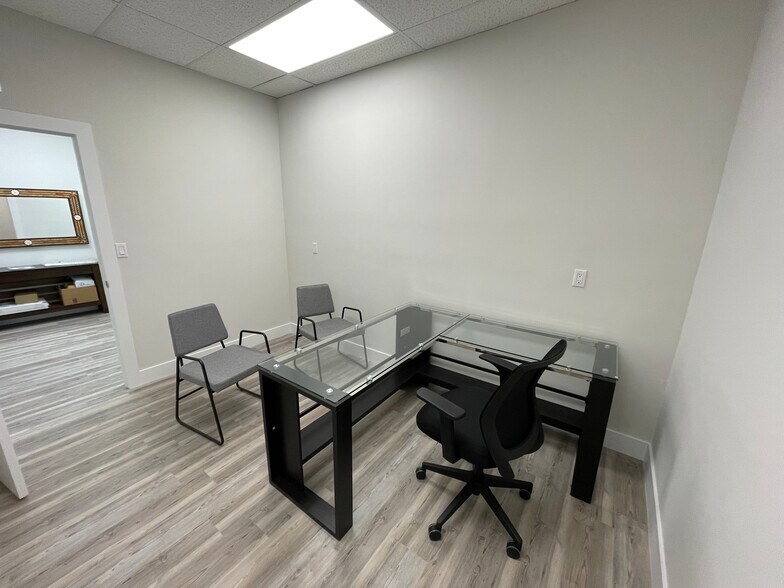 More Photos Of 4624 Hollywood Blvd, Hollywood Coworking Space