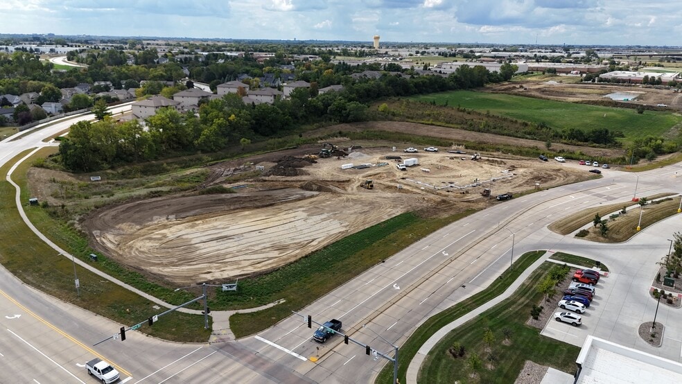 More Photos Of 10100 Plum Dr, Urbandale Restaurant For Lease