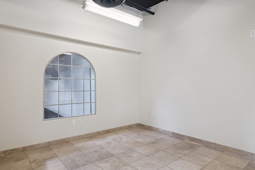 More Photos Of 9096 E Bahia Dr, Scottsdale Showroom For Lease