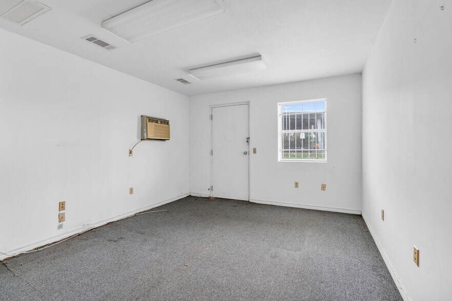 More Photos Of 340 Mechanic St, Tomball Light Distribution For Lease