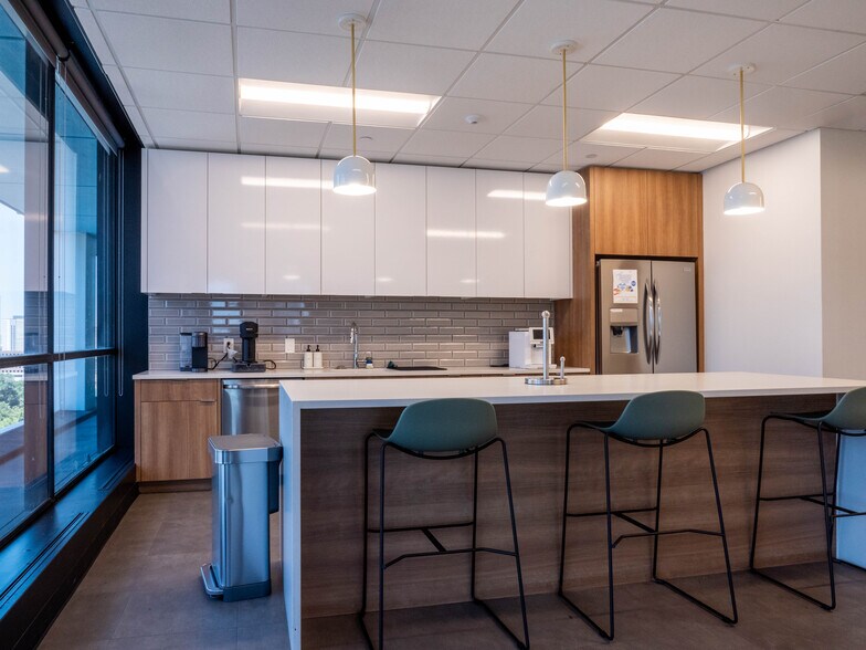 More Photos Of 823 Congress Ave, Austin Office For Lease