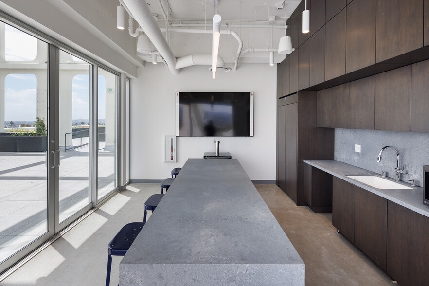 More Photos Of 9300 Wilshire Blvd, Beverly Hills Office For Lease