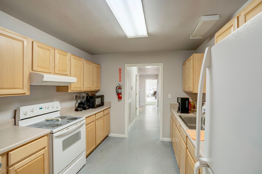 More Photos Of 11578 Airway Blvd, Roanoke Warehouse For Sale