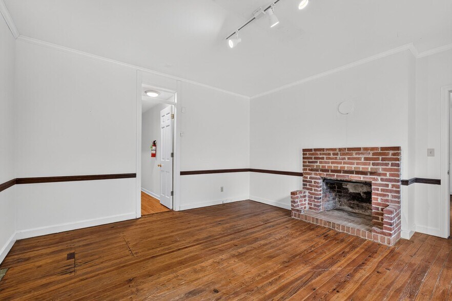 More Photos Of 117 E Salisbury St, Pittsboro Office For Sale