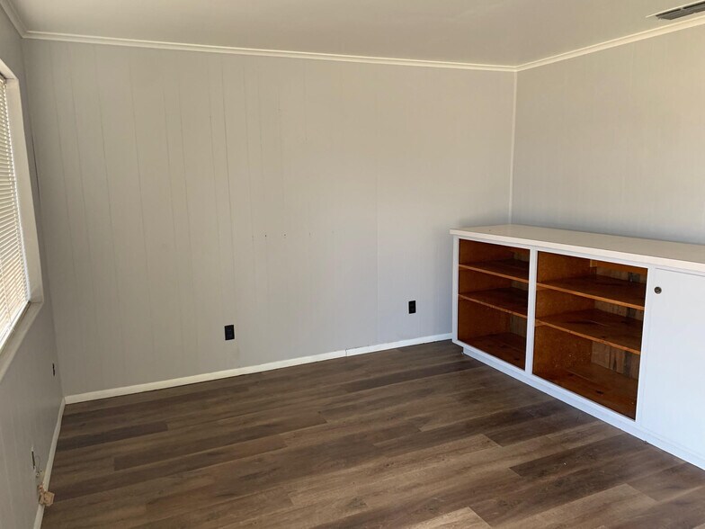 More Photos Of 820 S Commerce St, Kilgore Flex For Lease