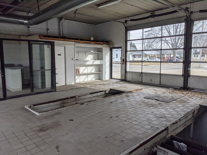 More Photos Of 212 S Kennedy, Bradley Auto Repair For Lease