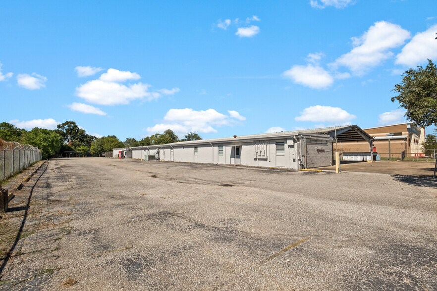 More Photos Of 11510 Cullen Blvd, Houston Warehouse For Sale