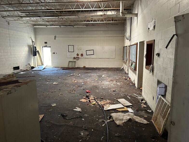 More Photos Of 8902 MacCorkle Ave, Marmet Office For Lease
