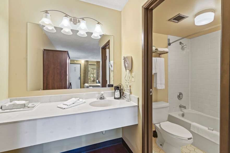 More Photos Of 30 Colonial Ave, Colonial Beach Hotel For Sale