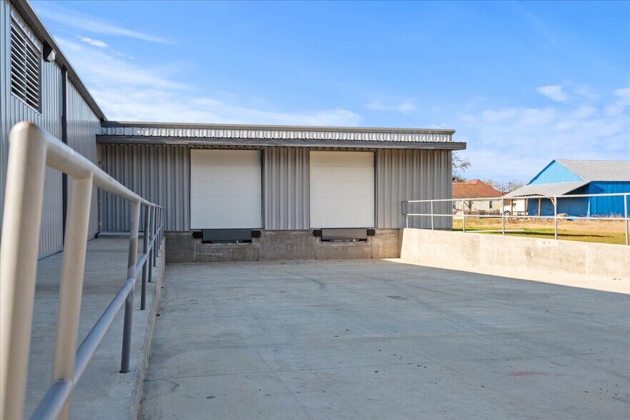 More Photos Of 223 W Pearl St, Lamar Industrial For Lease