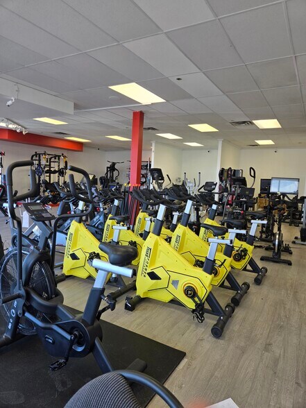 More Photos Of 309-321 Rue Lawrence, Greenfield Park General Retail For Lease