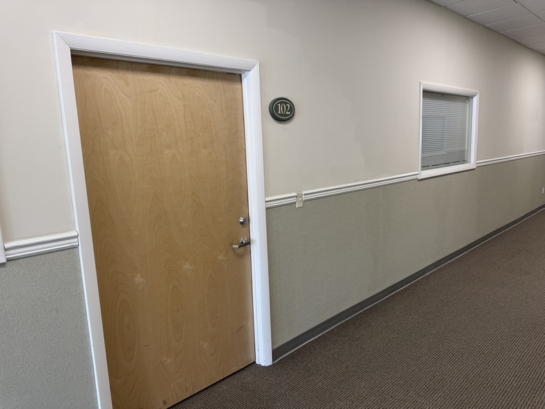 More Photos Of 125 S Wellwood Ave, Lindenhurst Office For Lease