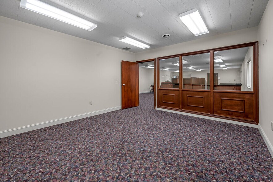 More Photos Of 250 Crossfield Dr, Versailles Industrial For Lease