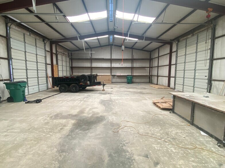 More Photos Of 3292 Speegleville Rd, Woodway Warehouse For Lease