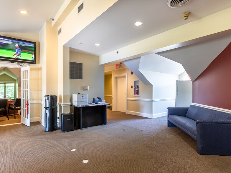 More Photos Of 301 W Roosevelt Rd, Wheaton Office For Lease