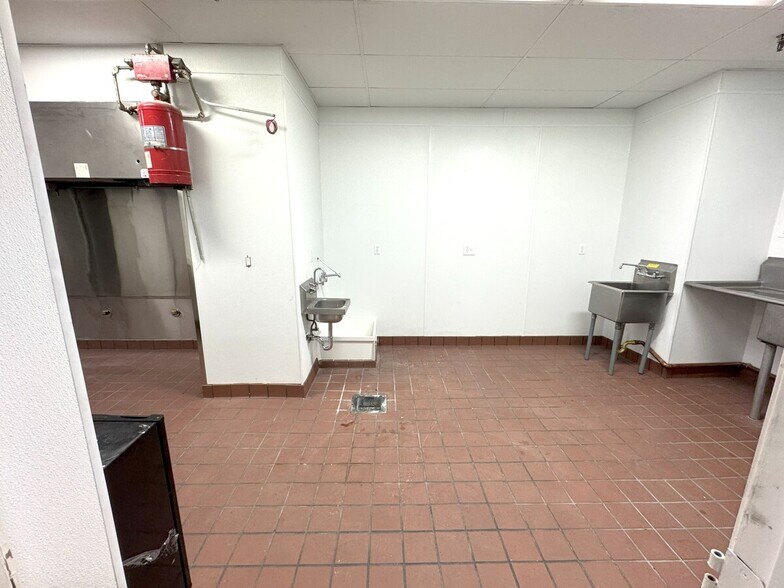 More Photos Of 100-112 W 9th St, Los Angeles Office For Lease