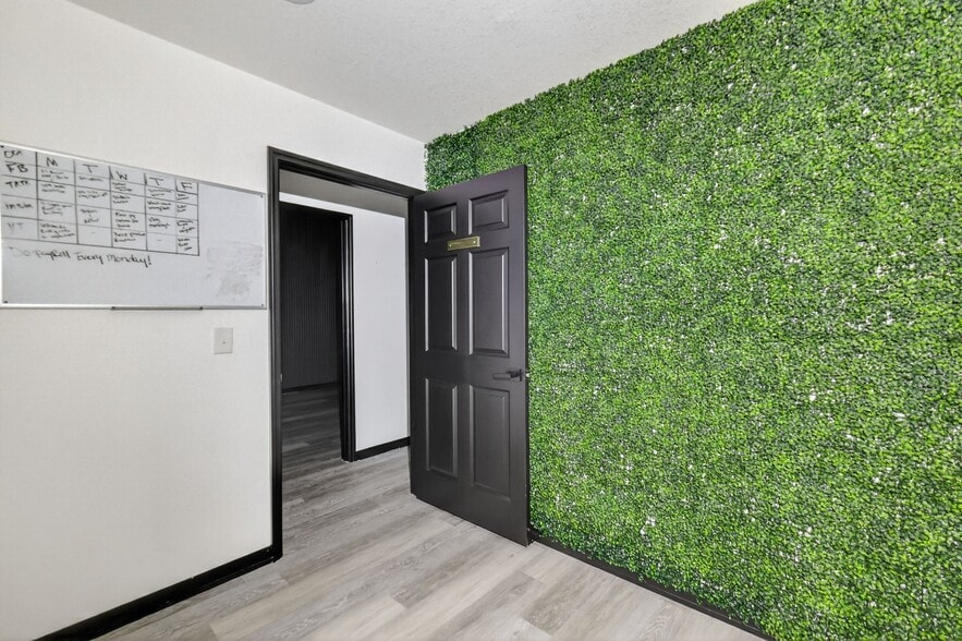 More Photos Of 1130 E North Blvd, Leesburg Freestanding For Lease