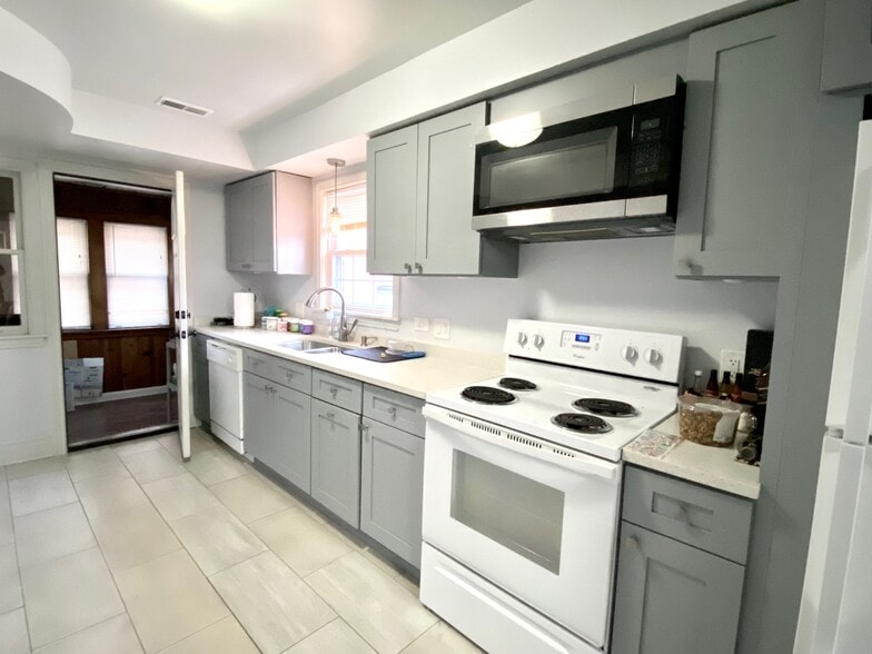 More Photos Of 4821 N Elston, Chicago Restaurant For Lease