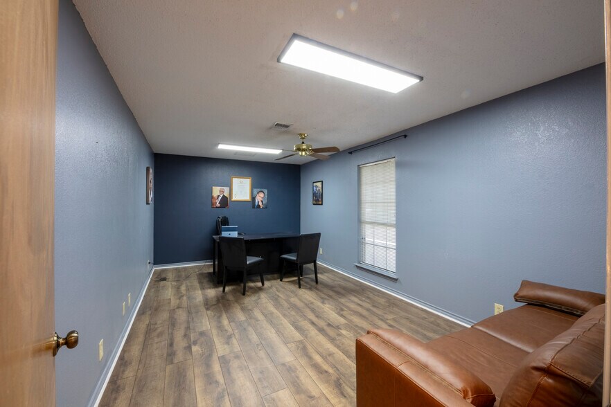 More Photos Of 1005 N Elm St, Denton Office For Lease