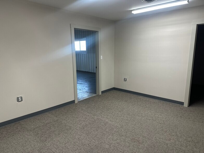 More Photos Of 1915 Beechcraft Rd, Salina Warehouse For Lease