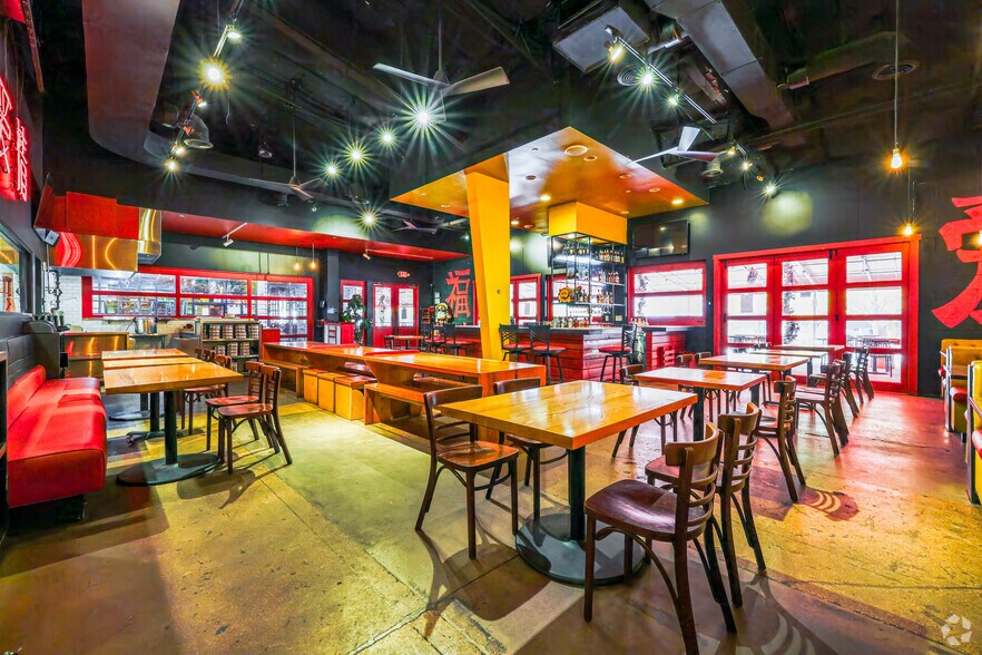 More Photos Of 3011 Gulden Ln, Dallas Restaurant For Lease