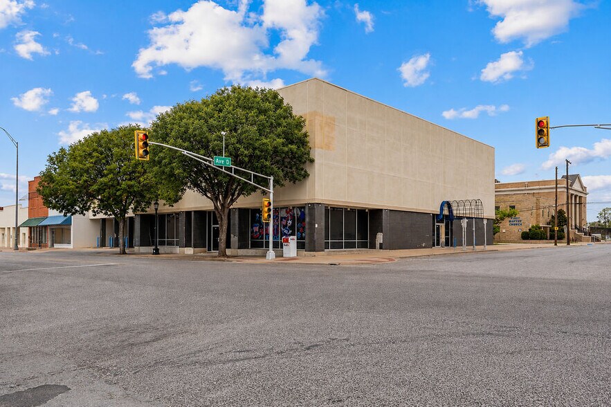 More Photos Of 317 E 3rd St, Burkburnett Bank For Sale