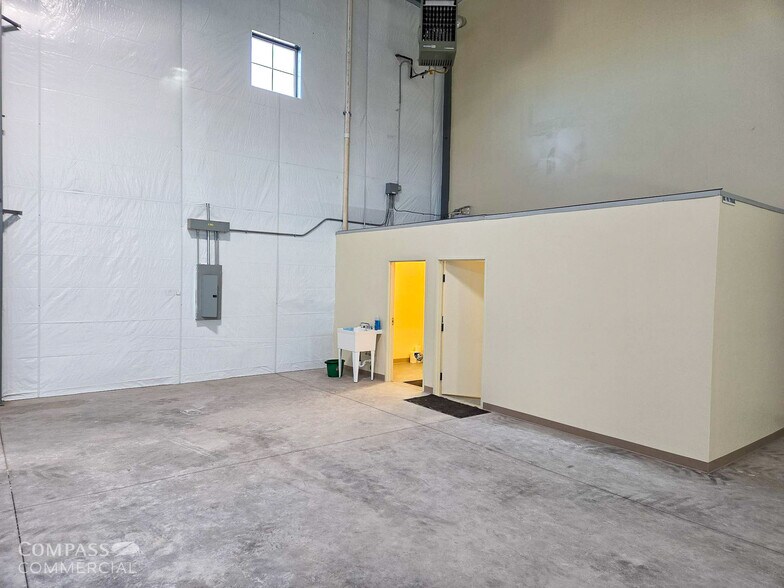 More Photos Of 63205 Gibson Air Rd, Bend Airplane Hangar For Sale