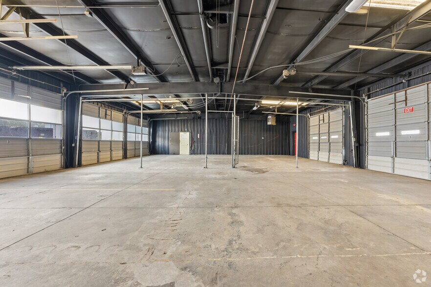 More Photos Of 1445 Cleveland Ave, East Point Showroom For Sale