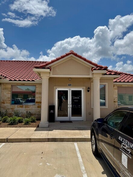 More Photos Of 7070 Knights Ct, Missouri City Medical For Lease