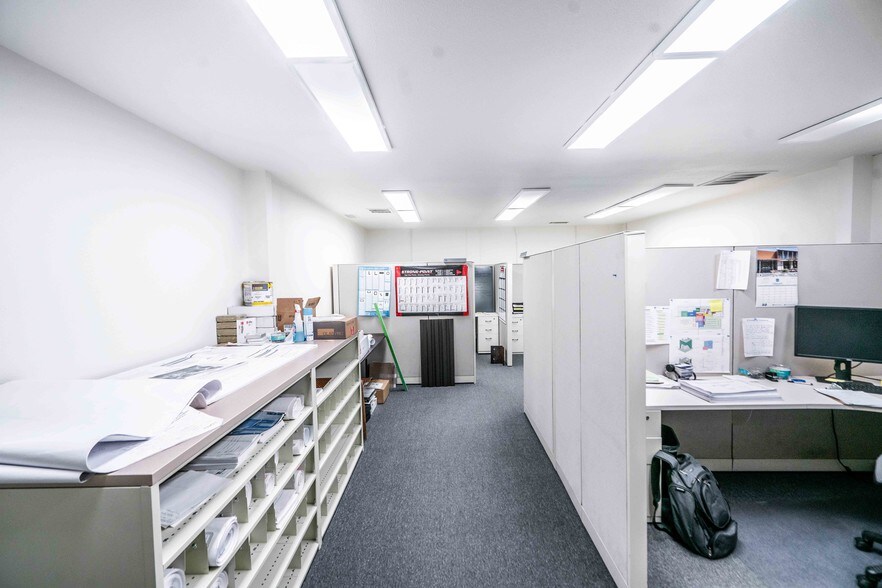 More Photos Of 2141 S DuPont Dr, Anaheim Warehouse For Lease