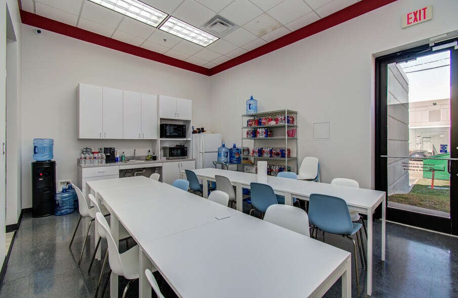 More Photos Of 9330 Kirby Dr, Houston Research And Development For Lease