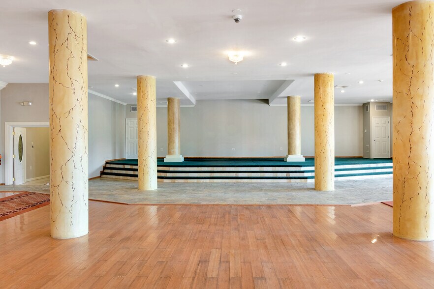 More Photos Of 2613 W Hunting Park Ave, Philadelphia Light Distribution For Lease