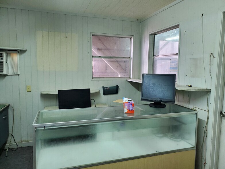 More Photos Of 108 West Gillum, Grandview Warehouse For Sale