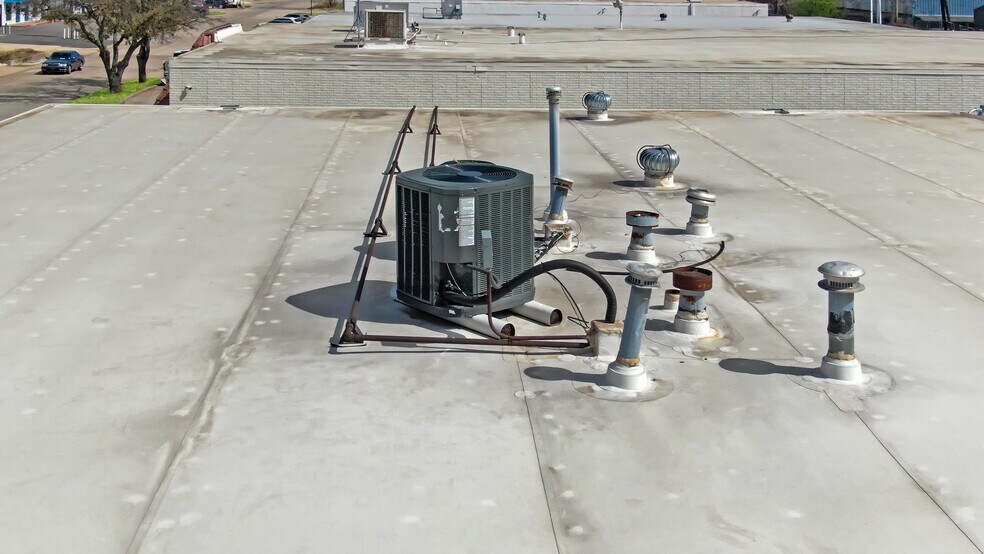 More Photos Of 3616-3618 Dividend Dr, Garland Manufacturing For Sale