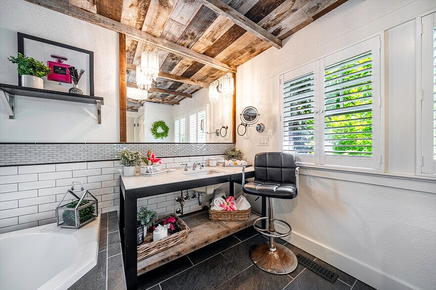 More Photos Of 215 S 4th St, Jacksonville Office For Sale