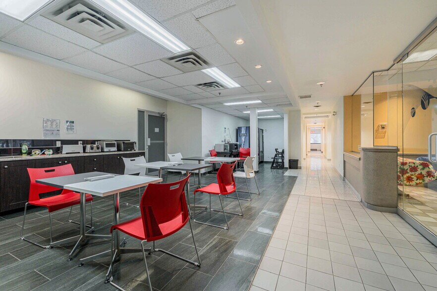 More Photos Of 50 Rue de Lauzon, Boucherville Flex For Lease