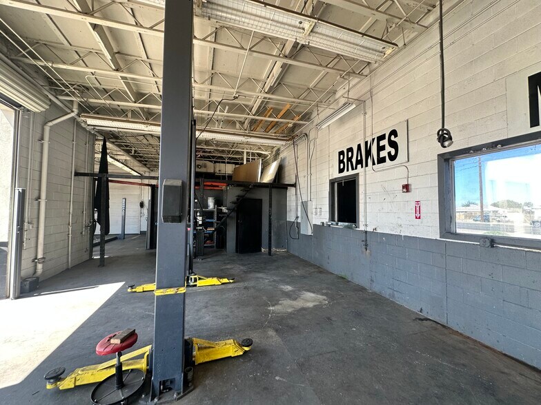 More Photos Of 10380 N 91st Ave, Peoria Auto Repair For Lease
