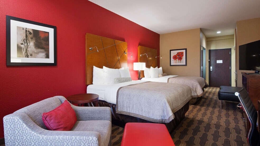 More Photos Of 802 N Main St, Fairview Hotel For Sale