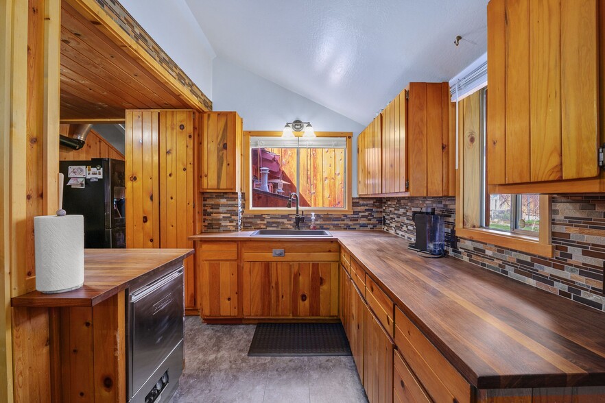 More Photos Of 3305 Dick George Rd, Cave Junction Hospitality For Sale